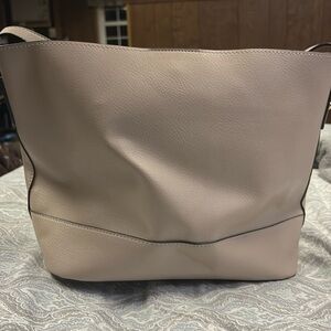 Gently used. handbag . Very Stylish. Great color for spring.